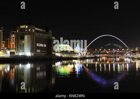 Newcastle, Regno Unito. 09Dec, 2017. 125Th compleanno di Newcastle United Newcastle il crest del club e iconici colori proiettata sul Millennium Bridge, del Baltico e della stazione centrale. Tyne & Wear, Regno Unito. DavidWhinham/AlamyLive Credito: David Whinham/Alamy Live News Foto Stock