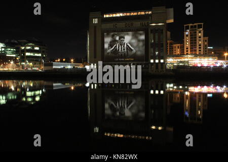 Newcastle, Regno Unito. 09Dec, 2017. 125Th compleanno di Newcastle United Newcastle il crest del club e iconici colori proiettata sul Millennium Bridge, del Baltico e della stazione centrale. Tyne & Wear, Regno Unito. DavidWhinham/AlamyLive Credito: David Whinham/Alamy Live News Foto Stock