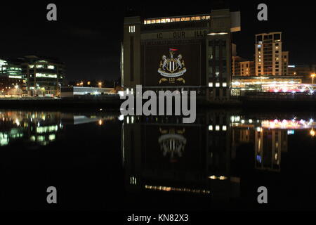 Newcastle, Regno Unito. 09Dec, 2017. 125Th compleanno di Newcastle United Newcastle il crest del club e iconici colori proiettata sul Millennium Bridge, del Baltico e della stazione centrale. Tyne & Wear, Regno Unito. DavidWhinham/AlamyLive Credito: David Whinham/Alamy Live News Foto Stock