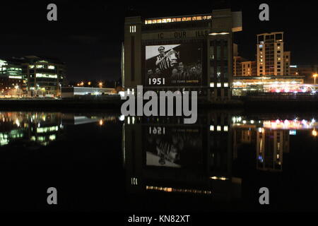 Newcastle, Regno Unito. 09Dec, 2017. 125Th compleanno di Newcastle United Newcastle il crest del club e iconici colori proiettata sul Millennium Bridge, del Baltico e della stazione centrale. Tyne & Wear, Regno Unito. DavidWhinham/AlamyLive Credito: David Whinham/Alamy Live News Foto Stock