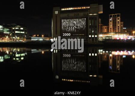 Newcastle, Regno Unito. 09Dec, 2017. 125Th compleanno di Newcastle United Newcastle il crest del club e iconici colori proiettata sul Millennium Bridge, del Baltico e della stazione centrale. Tyne & Wear, Regno Unito. DavidWhinham/AlamyLive Credito: David Whinham/Alamy Live News Foto Stock