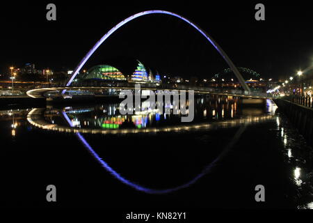 Newcastle, Regno Unito. 09Dec, 2017. 125Th compleanno di Newcastle United Newcastle il crest del club e iconici colori proiettata sul Millennium Bridge, del Baltico e della stazione centrale. Tyne & Wear, Regno Unito. DavidWhinham/AlamyLive Credito: David Whinham/Alamy Live News Foto Stock