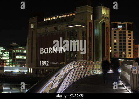 Newcastle, Regno Unito. 09Dec, 2017. 125Th compleanno di Newcastle United Newcastle il crest del club e iconici colori proiettata sul Millennium Bridge, del Baltico e della stazione centrale. Tyne & Wear, Regno Unito. DavidWhinham/AlamyLive Credito: David Whinham/Alamy Live News Foto Stock