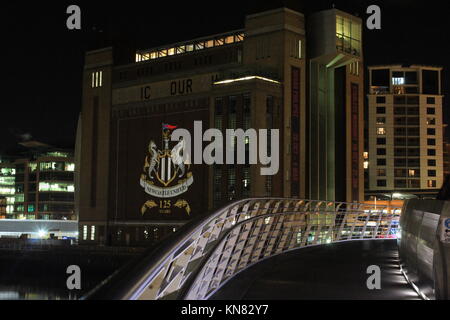 Newcastle, Regno Unito. 09Dec, 2017. 125Th compleanno di Newcastle United Newcastle il crest del club e iconici colori proiettata sul Millennium Bridge, del Baltico e della stazione centrale. Tyne & Wear, Regno Unito. DavidWhinham/AlamyLive Credito: David Whinham/Alamy Live News Foto Stock