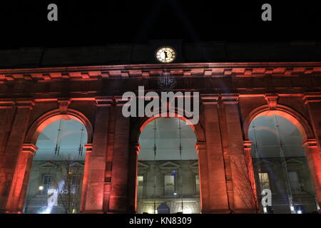 Newcastle, Regno Unito. 09Dec, 2017. 125Th compleanno di Newcastle United Newcastle il crest del club e iconici colori proiettata sul Millennium Bridge, del Baltico e della stazione centrale. Tyne & Wear, Regno Unito. DavidWhinham/AlamyLive Credito: David Whinham/Alamy Live News Foto Stock