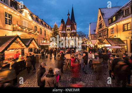 Michelstadt, Germania. Decimo Dec, 2017. Le persone al mercatino di Natale di Michelstadt, Germania, 10 dicembre 2017. Credito: Andreas Arnold/dpa/Alamy Live News Foto Stock