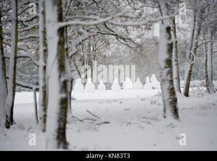 Sutton Coldfield, Regno Unito. 19 Settembre 2017. Fila di pupazzi di neve nei boschi. Vista generale della forte caduta di neve a Sutton Coldfield, West Midlands, Regno Unito. Un avvertimento ambrato di neve pesante, che inizia alle 4 di domenica 10 dicembre 2017, è stato emesso per le West Midlands. Credit: NexusPix/Alamy Live News Foto Stock