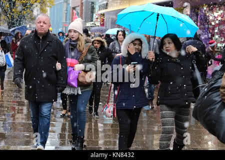 Londra, Regno Unito. Decimo Dec, 2017. Shopping di Natale su Oxford Street questa domenica a Londra come la neve cade in tutto il paese che si aggiunge alla festosa spirt. Credito: Nigel Bowles/Alamy Live News Foto Stock