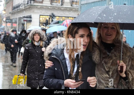 Londra, Regno Unito. Decimo Dec, 2017. Shopping di Natale su Oxford Street questa domenica a Londra come la neve cade in tutto il paese che si aggiunge alla festosa spirt. Credito: Nigel Bowles/Alamy Live News Foto Stock