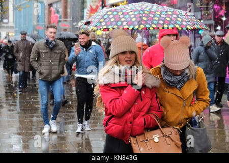 Londra, Regno Unito. Decimo Dec, 2017. Shopping di Natale su Oxford Street questa domenica a Londra come la neve cade in tutto il paese che si aggiunge alla festosa spirt. Credito: Nigel Bowles/Alamy Live News Foto Stock