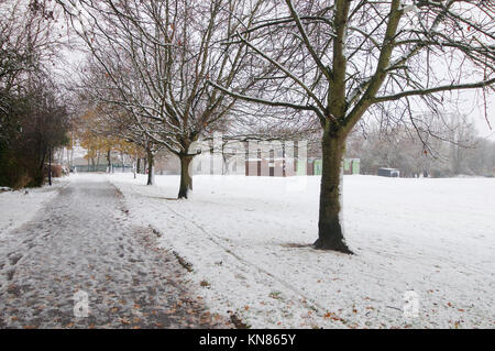 Wickford, Essex, Regno Unito. 10 dicembre, 2017. Regno Unito: Meteo nevicata copre Essex - opinioni di Wickford Memorial Park Credit: Ben rettore/Alamy Live News Foto Stock