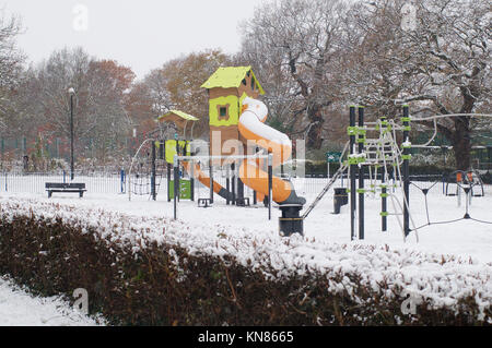 Wickford, Essex, Regno Unito. 10 dicembre, 2017. Regno Unito: Meteo nevicata copre Essex - opinioni di Wickford Memorial Park Credit: Ben rettore/Alamy Live News Foto Stock