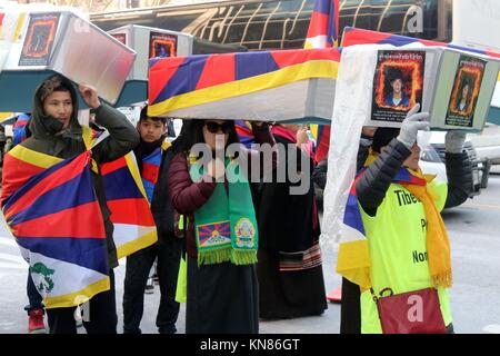 La città di New York, New York, Stati Uniti d'America. Decimo Dec, 2017. Un grande marzo da tibetani e sostenitori ha avuto luogo a New York City il 10th. Dicembre, 2017. La grande folla hanno marciato dalle Nazioni Unite attraverso 42nd. street e attraverso Times Square. Molti bare simbolico recanti le immagini e i nomi di centinaia di tibetani che hanno auto-immolato se stessi come il solo la non-violenza protestare contro la continua repressione cinese era chiaramente visualizzato. Credito: 2017 G. Ronald Lopez/ZUMA filo/Alamy Live News Foto Stock