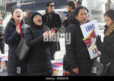 La città di New York, New York, Stati Uniti d'America. Decimo Dec, 2017. Un grande marzo da tibetani e sostenitori ha avuto luogo a New York City il 10th. Dicembre, 2017. La grande folla hanno marciato dalle Nazioni Unite attraverso 42nd. street e attraverso Times Square. Molti bare simbolico recanti le immagini e i nomi di centinaia di tibetani che hanno auto-immolato se stessi come il solo la non-violenza protestare contro la continua repressione cinese era chiaramente visualizzato. Credito: 2017 G. Ronald Lopez/ZUMA filo/Alamy Live News Foto Stock