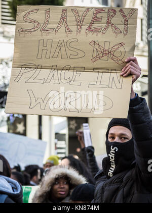 Londra, Regno Unito. Il 9 dicembre, 2017. Anti-Slavery nazionali marzo. Centinaia di manifestanti marzo da Belgrave Square all'Ambasciata libica a sud ovest di Londra al rally e protestare contro le moderne aste slave di profughi africani in Libia. Credito: Guy Corbishley/Alamy Live News Foto Stock