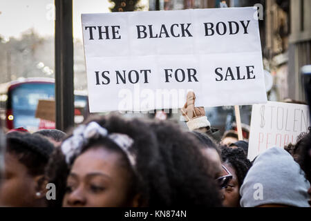 Londra, Regno Unito. Il 9 dicembre, 2017. Anti-Slavery nazionali marzo. Centinaia di manifestanti marzo da Belgrave Square all'Ambasciata libica a sud ovest di Londra al rally e protestare contro le moderne aste slave di profughi africani in Libia. Credito: Guy Corbishley/Alamy Live News Foto Stock