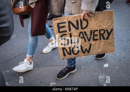 Londra, Regno Unito. Il 9 dicembre, 2017. Anti-Slavery nazionali marzo. Centinaia di manifestanti marzo da Belgrave Square all'Ambasciata libica a sud ovest di Londra al rally e protestare contro le moderne aste slave di profughi africani in Libia. Credito: Guy Corbishley/Alamy Live News Foto Stock