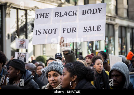 Londra, Regno Unito. Il 9 dicembre, 2017. Anti-Slavery nazionali marzo. Centinaia di manifestanti marzo da Belgrave Square all'Ambasciata libica a sud ovest di Londra al rally e protestare contro le moderne aste slave di profughi africani in Libia. Credito: Guy Corbishley/Alamy Live News Foto Stock