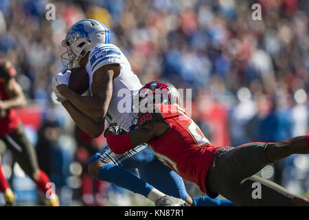 Tampa, Florida, Stati Uniti d'America. Decimo Dec, 2017. Detroit Lions wide receiver Marvin Jones (11) riceve la palla su Tampa Bay Buccaneers cornerback Ryan Smith (29) per un primo verso il basso durante il secondo trimestre di domenica 10 dicembre 2017 presso Raymond James Stadium di Tampa, Florida. Credito: Travis Pendergrass/ZUMA filo/Alamy Live News Foto Stock