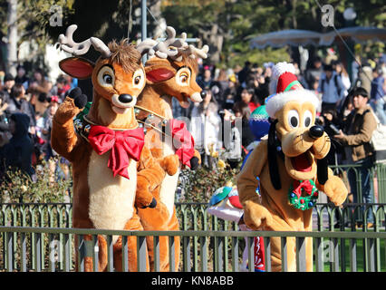 Lunedì. Undicesimo Dec, 2007. Il 11 dicembre 2017, Urayasu, Giappone - Personaggi Disney Plutone e renne eseguire durante una parata di Natale per 'Disney Storie di Natale' al Tokyo Disneyland in Urayasu, suburbana Tokyo lunedì, 11 dicembre, 2007. I personaggi Disney eseguita come parte del film di Natale che dovrebbe essere effettuata attraverso il giorno di Natale. Credito: Yoshio Tsunoda/AFLO/Alamy Live News Foto Stock