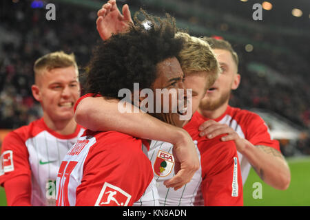 Kollektiver goaljubel um F. CAIUBY DA SILVA (FC Augsburg) dopo il traguardo zum 1-0 con Alfred FINNBOGASON (FC Augsburg)re:Jeffrey GOUWELEEUW (Augusta), Aktion, giubilo, Freude, Begeisterung, Fussball 1. Bundesliga, 15. Spieltag, FC Augsburg (A)-Hertha BSC (B) 1-1, am 10.12.2017 in Augusta/Germania, WWK A R E N A. |L'utilizzo in tutto il mondo Foto Stock