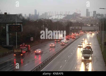 Londra, Regno Unito. Undicesimo Dec, 2017. Regno Unito: Meteo rallentare il traffico in movimento sulla A102 Blackwall Tunnel approccio in Londra come Londra si prepara per più di neve e grandine docce durante tutta la giornata. : Credito: claire doherty/Alamy Live News Foto Stock