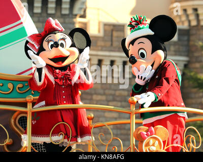 Lunedì. Undicesimo Dec, 2007. Il 11 dicembre 2017, Urayasu, Giappone - Personaggi Disney Topolino e Minnie Mouse eseguire sul galleggiante durante una parata di Natale per 'Disney Storie di Natale' al Tokyo Disneyland in Urayasu, suburbana Tokyo lunedì, 11 dicembre, 2007. I personaggi Disney eseguita come parte del film di Natale che dovrebbe essere effettuata attraverso il giorno di Natale. Credito: Yoshio Tsunoda/AFLO/Alamy Live News Foto Stock