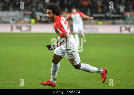 Goaljubel F. CAIUBY DA SILVA (FC Augsburg) dopo il traguardo zum 1-0 giubilo, Freude, Begeisterung, Aktion, Einzelaktion, Einzelbild, Freisteller, Ganzkoerperaufnahme, ganze figura. Fussball 1. Bundesliga, 15. Spieltag, FC Augsburg (A)-Hertha BSC (B) 1-1, am 10.12.2017 in Augusta/Germania, WWK A R E N A. |L'utilizzo in tutto il mondo Foto Stock