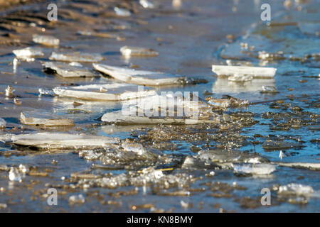 Southport, Merseyside. 11 Dicembre 2017. Regno Unito Meteo. Soleggiata a Southport. Un bell'inizio di giornata al sole, ma con temperature fredde gelide che creano grandi macchie di ghiaccio congelato e scongelamento sulle strade. Foto Stock