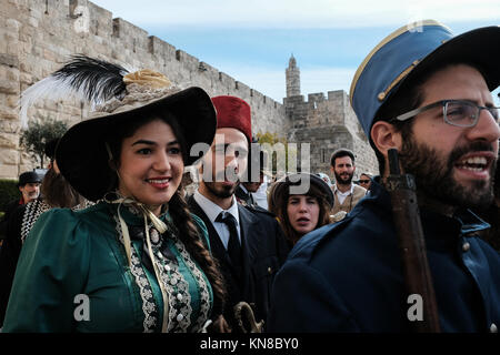 Gerusalemme, Israele. 11 dicembre, 2017. Attori reinterpreta le vicende storiche del 11 dicembre 1917, che segna l'impero britannico la vittoria sull'Impero ottomano come il Generale Edmund Allenby entrò nella città vecchia di Gerusalemme a piedi attraverso la Porta di Jaffa, il primo cristiano a prendere il controllo di Gerusalemme in 600 anni. David Lloyd George, UK PM, descritta la cattura come " un regalo di Natale per il popolo britannico'. Credito: Nir Alon/Alamy Live News Foto Stock