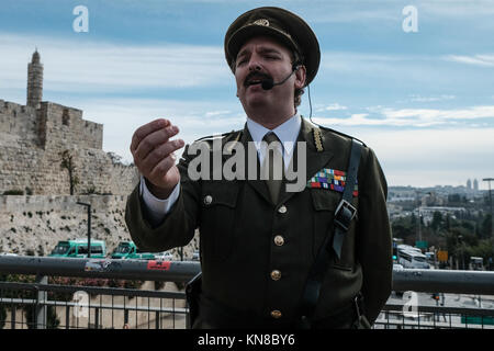 Gerusalemme, Israele. 11 dicembre, 2017. Attori reinterpreta le vicende storiche del 11 dicembre 1917, che segna l'impero britannico la vittoria sull'Impero ottomano come il Generale Edmund Allenby entrò nella città vecchia di Gerusalemme a piedi attraverso la Porta di Jaffa, il primo cristiano a prendere il controllo di Gerusalemme in 600 anni. David Lloyd George, UK PM, descritta la cattura come " un regalo di Natale per il popolo britannico'. Credito: Nir Alon/Alamy Live News Foto Stock