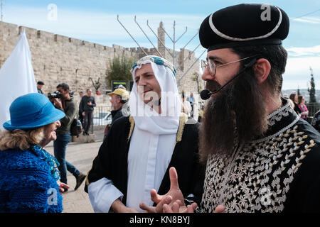 Gerusalemme, Israele. 11 dicembre, 2017. Attori reinterpreta le vicende storiche del 11 dicembre 1917, che segna l'impero britannico la vittoria sull'Impero ottomano come il Generale Edmund Allenby entrò nella città vecchia di Gerusalemme a piedi attraverso la Porta di Jaffa, il primo cristiano a prendere il controllo di Gerusalemme in 600 anni. David Lloyd George, UK PM, descritta la cattura come " un regalo di Natale per il popolo britannico'. Credito: Nir Alon/Alamy Live News Foto Stock