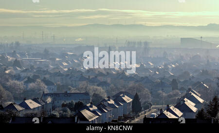 Glasgow, Scotland, Regno Unito 11 dicembre. Regno Unito:Meteo temperature di congelamento e sole splendente provoca inverno whiteout oltre scotstoun, braehead e il sud della città. Credito traghetto Gerard/Alamy news Foto Stock