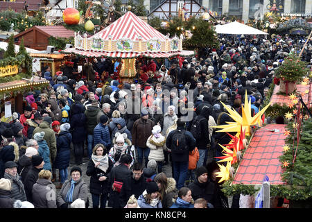 Drazdany, Germania. 09Dec, 2017. Il mercatino di Natale sulla piazza del vecchio mercato di Dresda, in Germania, 9 dicembre, 2017. Credito: Ondrej Hajek/CTK foto/Alamy Live News Foto Stock