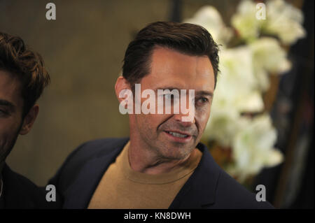 NEW YORK, NY - Dicembre 09: Hugh Jackman assiste il cast di 'il più grande showman' luce l'Empire State Building all'Empire State Building il 9 dicembre 2017 nella città di New York. Persone: Hugh Jackman Foto Stock