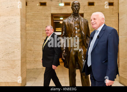 Praga, Repubblica Ceca. Undicesimo Dec, 2017. Ex Repubblica slovacca e Repubblica ceca POM, Vladimir Meciar (sinistra) e Vaclav Klaus passano dalla statua del primo presidente cecoslovacco Tomas Garrigue Masaryk come loro frequentare un seminario sul Klaus-Meciar: 25 anni di nuovo in Repubblica ceca e slovacca di statualità, detenute da Vaclav Klaus Institute presso il Museo Nazionale di nuova costruzione, Praga, Repubblica Ceca, lunedì 11 dicembre, 2017. Credito: Vit Simanek/CTK foto/Alamy Live News Foto Stock