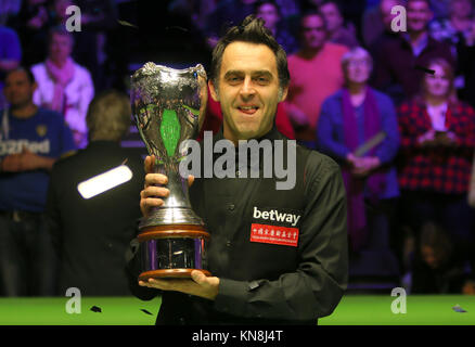 Ronnie O'Sullivan pone con il trofeo dopo aver vinto il Betway campionato britannico al York Barbican, York. Stampa foto di associazione. Picture Data: domenica 10 dicembre, 2017. Vedere PA storia SNOOKER York. Foto di credito dovrebbe leggere: Richard Venditori/filo PA. Foto Stock