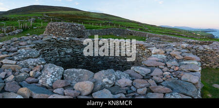 Caher Conor, Fahan Beehive capanne, Mount Eagle, Slea Head Drive, penisola di Dingle, nella contea di Kerry, Irlanda, Europa Foto Stock