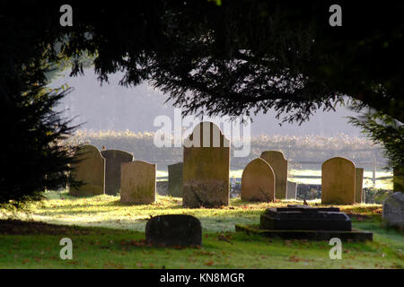 Tombe in un cimitero del paese Foto Stock