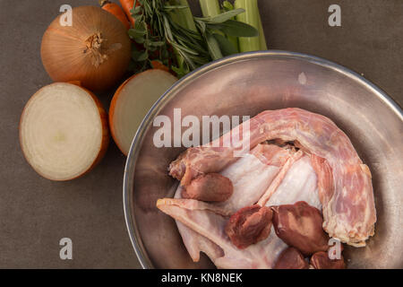 ciotola con broccioli di tacchino e verdure pronte per essere dorate in forno da utilizzare per preparare la salsa di tacchino. Foto Stock