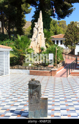 Monumento alla esploratori delle Grotte di Nerja in Maro sulla Costa del Sol in provincia di Malaga, Spagna Foto Stock