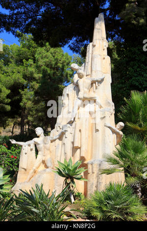 Monumento alla esploratori delle Grotte di Nerja in Maro sulla Costa del Sol in provincia di Malaga, Spagna Foto Stock