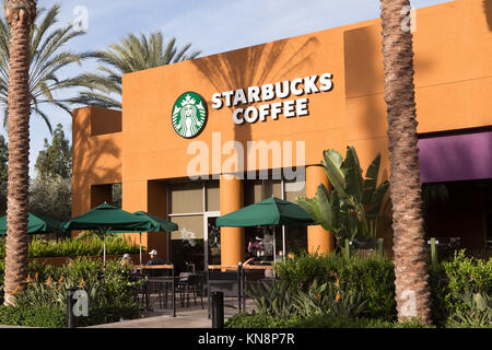 A livello della strada vista dell'esterno di un caffè Starbucks shop a Irvine California USA Foto Stock