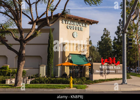 A livello della strada vista dell'esterno di un caffè Starbucks shop a Irvine California USA Foto Stock