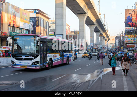 HYDERABAD, INDIA - Dicembre 04,2017 Traffico di sera in Hyderabad, India Foto Stock