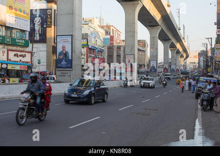 HYDERABAD, INDIA - Dicembre 04,2017 Traffico di sera in Hyderabad, India Foto Stock