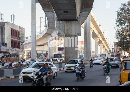 HYDERABAD, INDIA - Dicembre 04,2017 Traffico di sera in Hyderabad, India Foto Stock