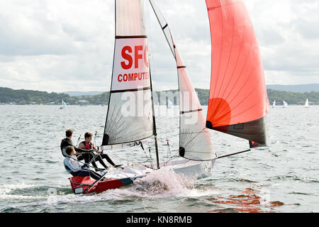 Lago Macquarie, Australia - 17 Aprile. 2013: i bambini a competere in Australian combinati di alta scuola campionati di vela. Giovani concorrenti hanno gareggiato Foto Stock