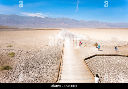 Death Valley Badwater Basin. Sentiero e dal lungomare con i visitatori. Parco Nazionale della Valle della Morte in California Foto Stock