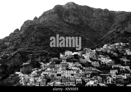 In bianco e nero della città di Positano paesaggio, in Costiera Amalfitana - Italia Foto Stock